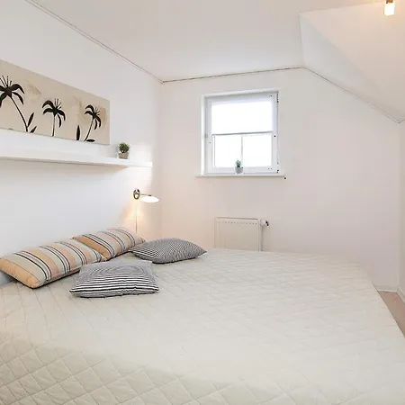 アパート 8 Person On A In