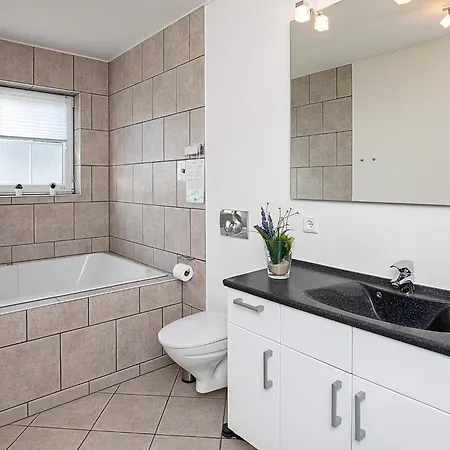 8 Person On A In アパート *