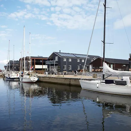 8 Person On A In アパート *