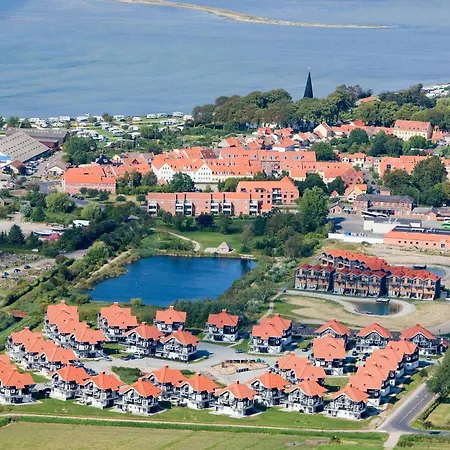 アパート 8 Person On A In *